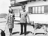 220px-Bundesarchiv_B_145_Bild-F051673-0059,_Adolf_Hitler_und_Eva_Braun_auf_dem_Berghof.jpg