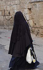 140px-A_female_member_of_the_Haredi_burqa_sect_in_Mea_Shearim.jpg