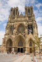 Facade_de_la_Cathédrale_de_Reims_-_Parvis.jpg